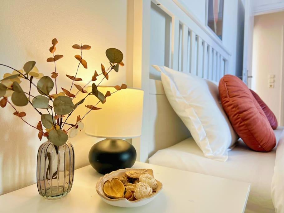 Cozy Fairytal Garden Apartment, Family Friendly, Free Parking, 15 Min To Airport Atenas Exterior foto