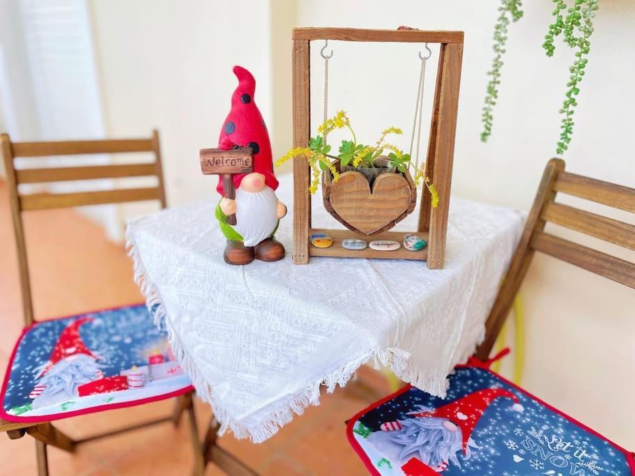 Cozy Fairytal Garden Apartment, Family Friendly, Free Parking, 15 Min To Airport Atenas Exterior foto