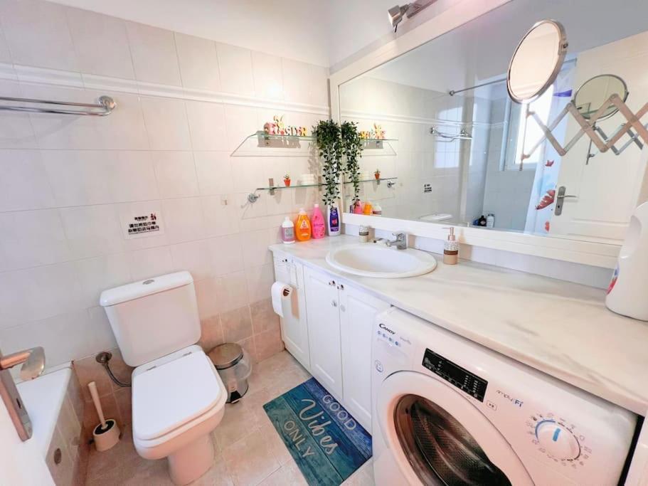 Cozy Fairytal Garden Apartment, Family Friendly, Free Parking, 15 Min To Airport Atenas Exterior foto