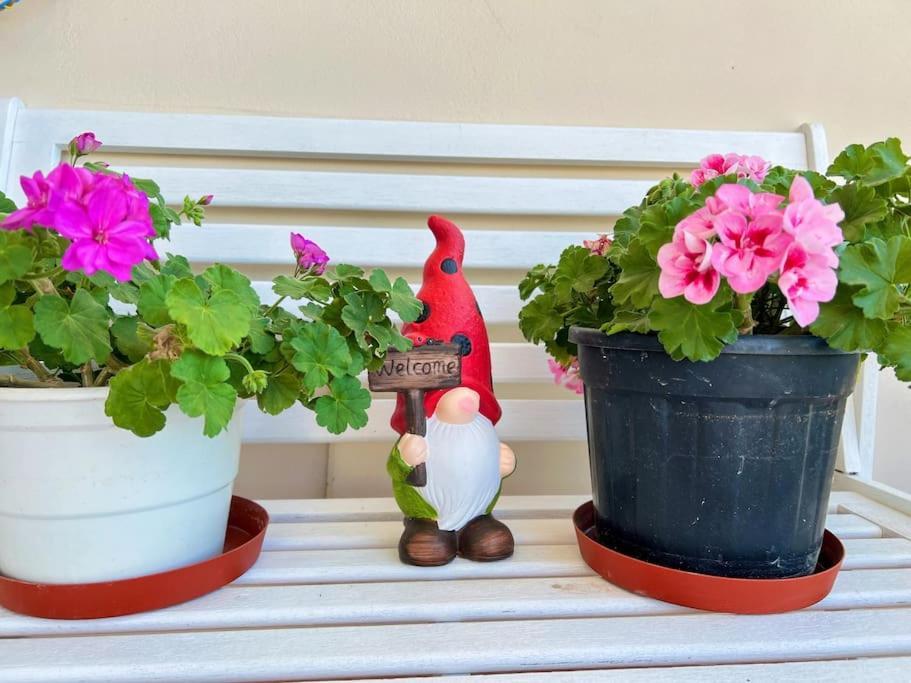 Cozy Fairytal Garden Apartment, Family Friendly, Free Parking, 15 Min To Airport Atenas Exterior foto